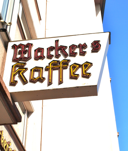 Es lockt feinster Kaffeeduft. Wacker's Stammhaus am Kornmarkt 9, im Herzen von Frankfurt
